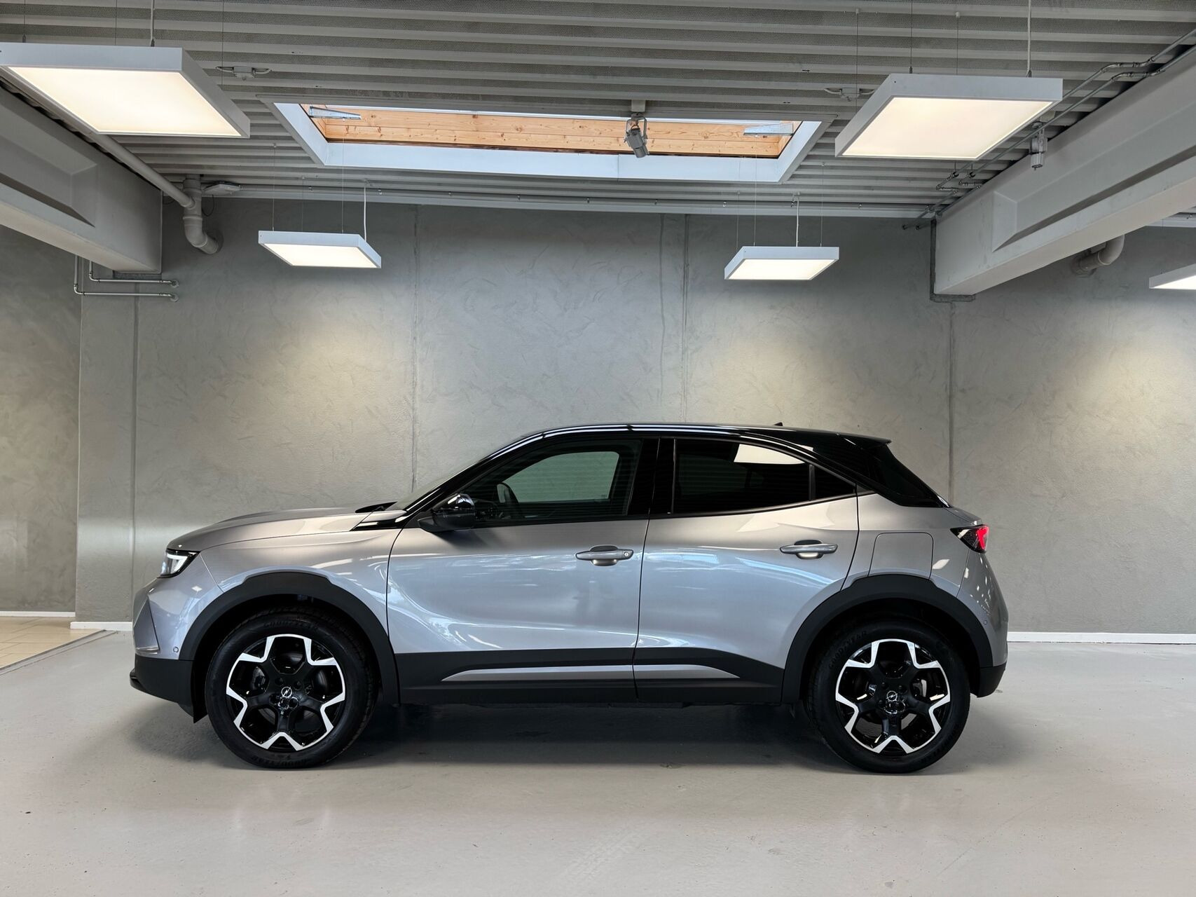 Grå Opel Mokka-e fra 2023