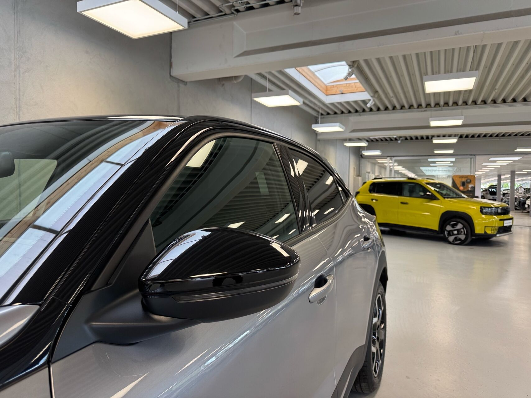 Grå Opel Mokka-e fra 2023