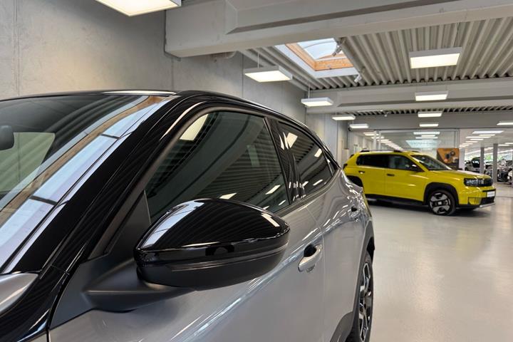 Grå Opel Mokka-e fra 2023