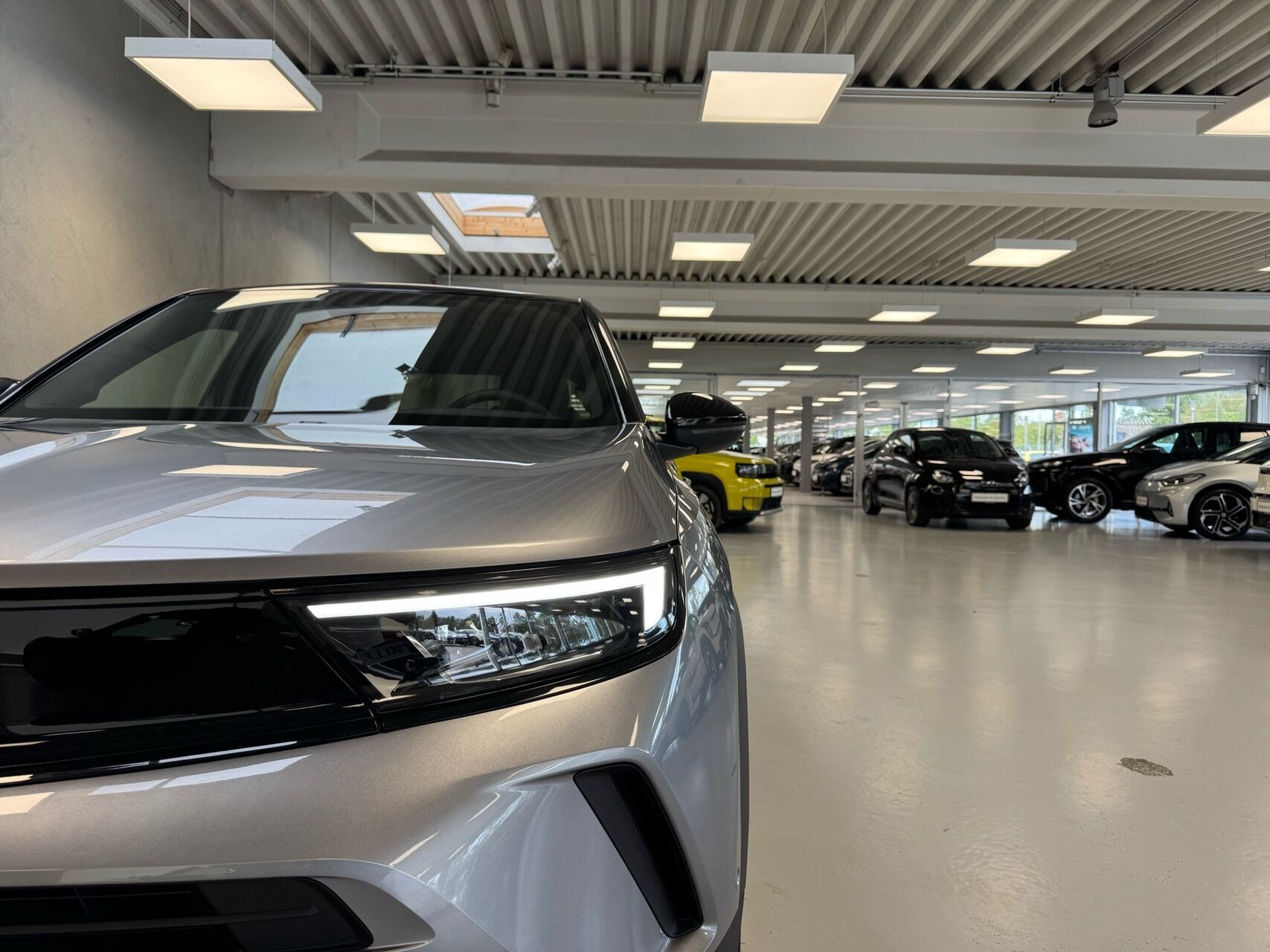 Grå Opel Mokka-e fra 2023