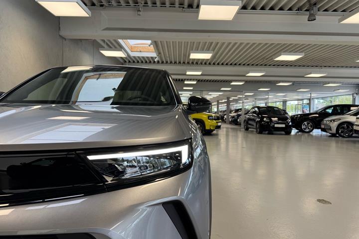 Grå Opel Mokka-e fra 2023