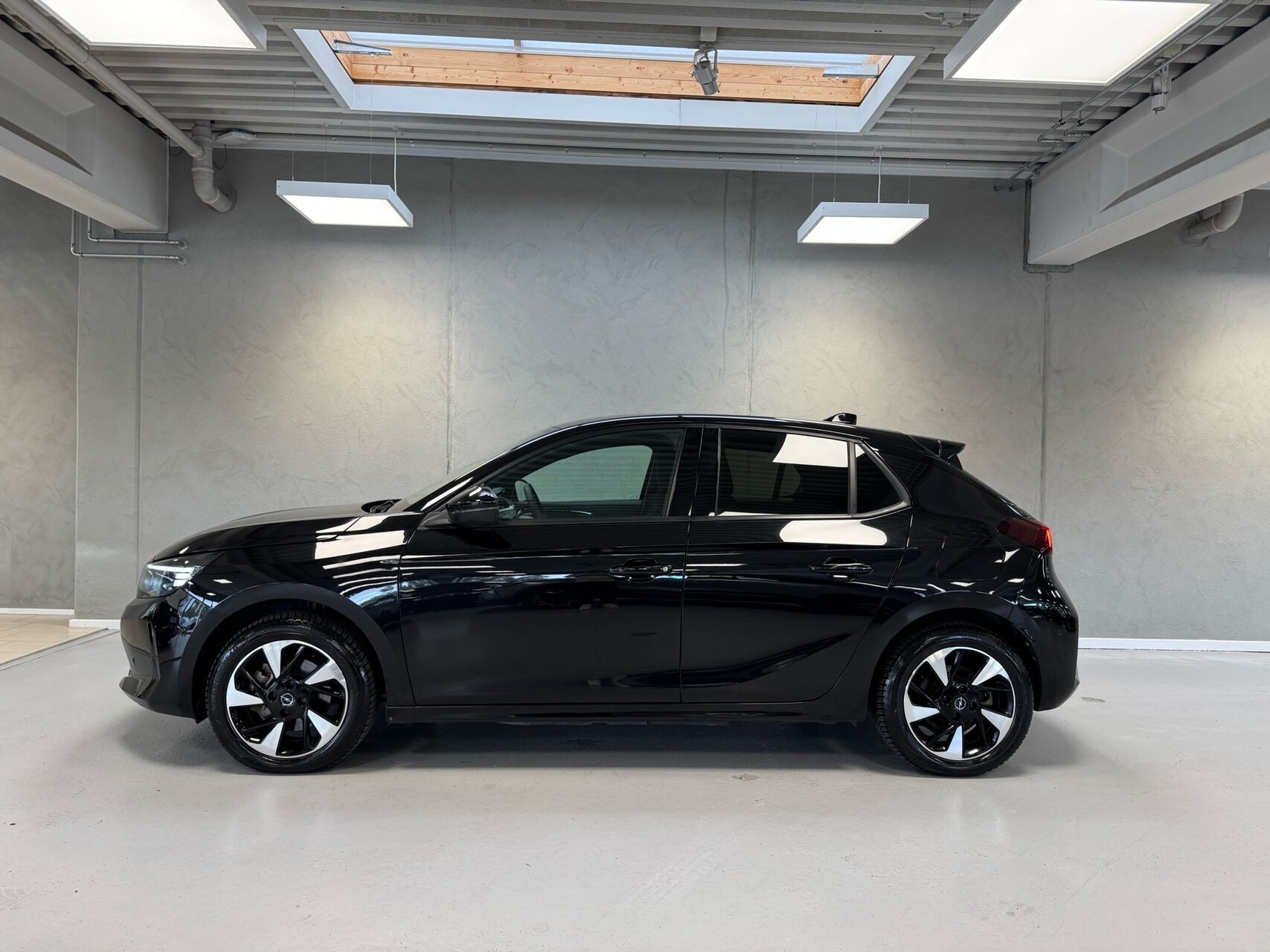 Sort Opel Corsa-e fra 2024