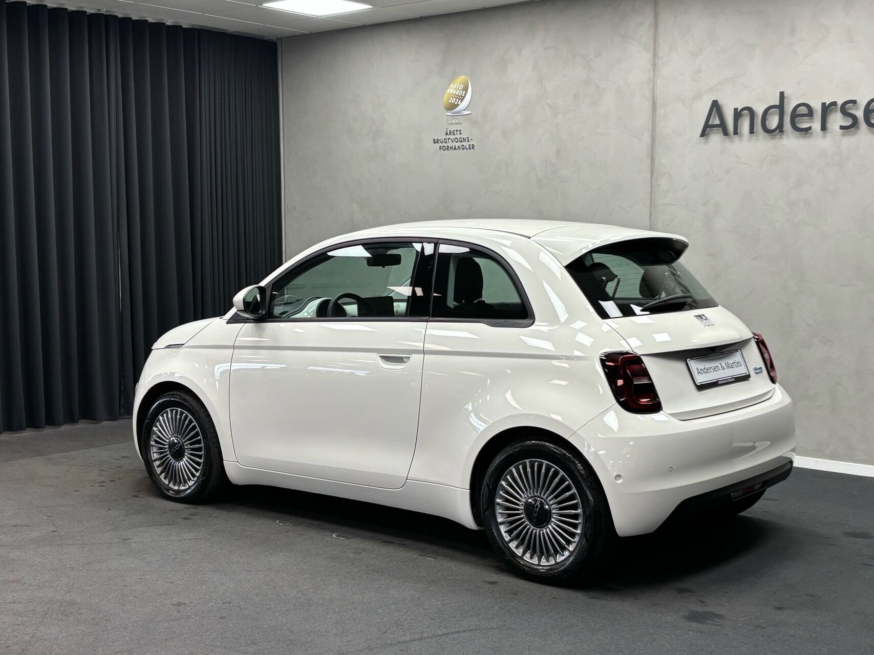Hvid Fiat 500e fra 2023
