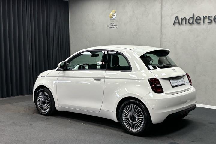 Hvid Fiat 500e fra 2023