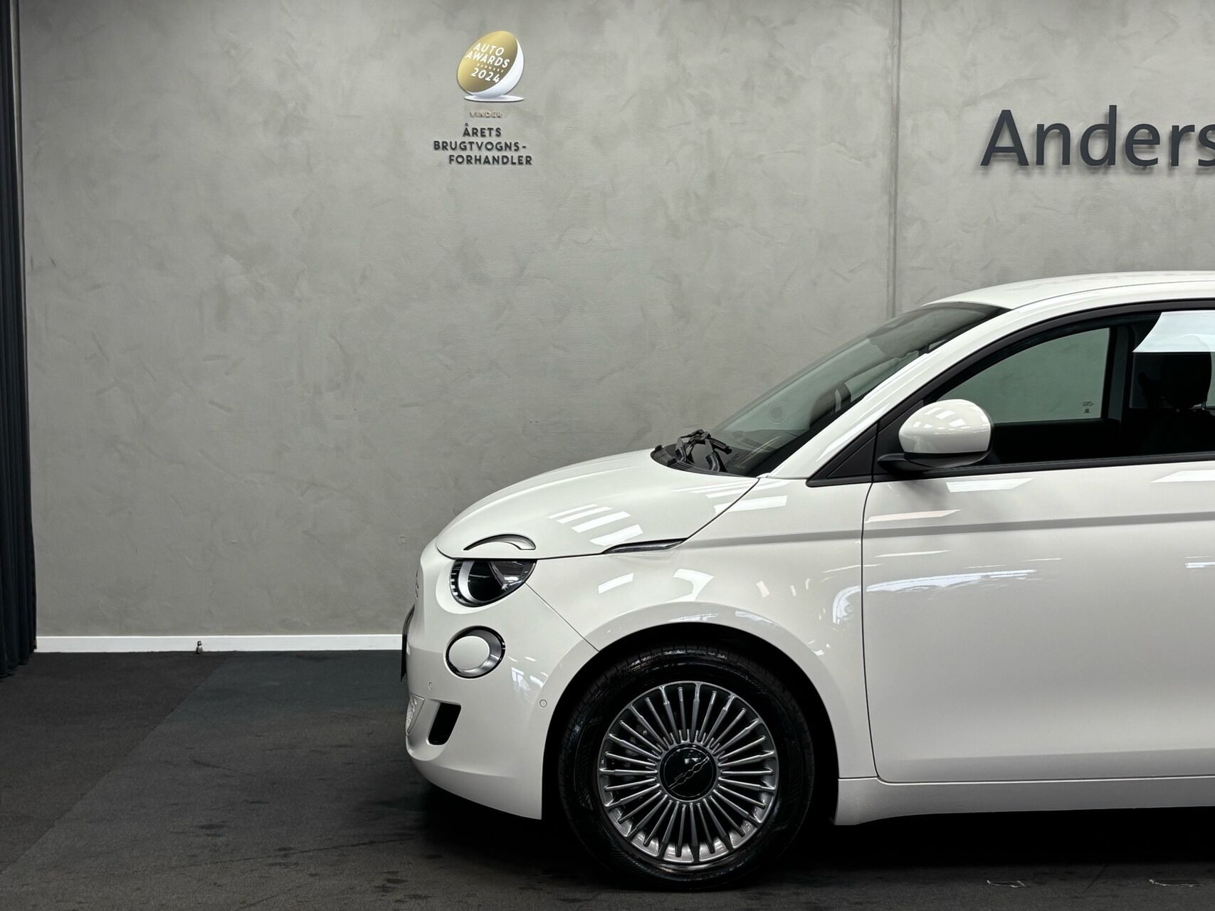 Hvid Fiat 500e fra 2023