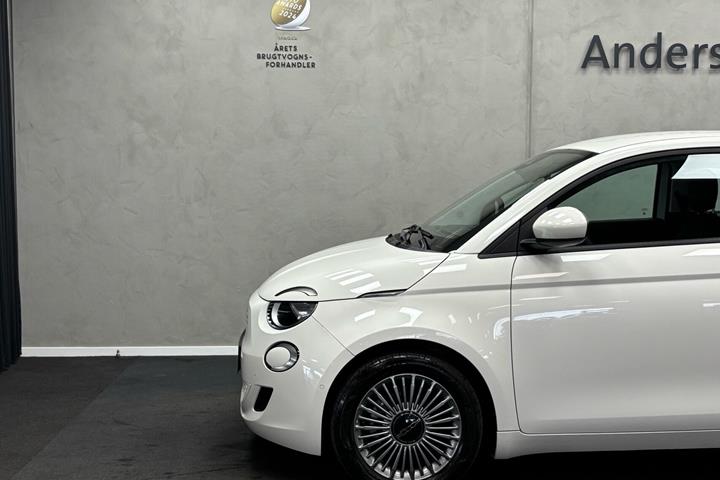 Hvid Fiat 500e fra 2023