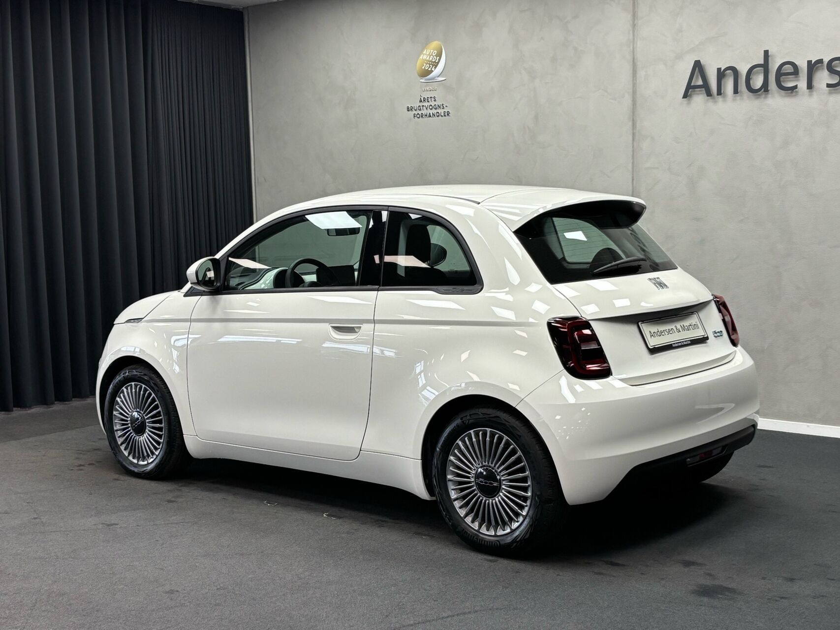 Hvid Fiat 500e fra 2023