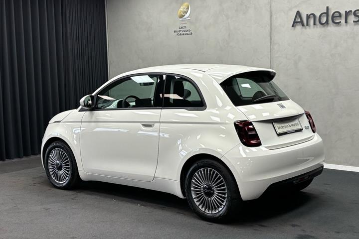 Hvid Fiat 500e fra 2023