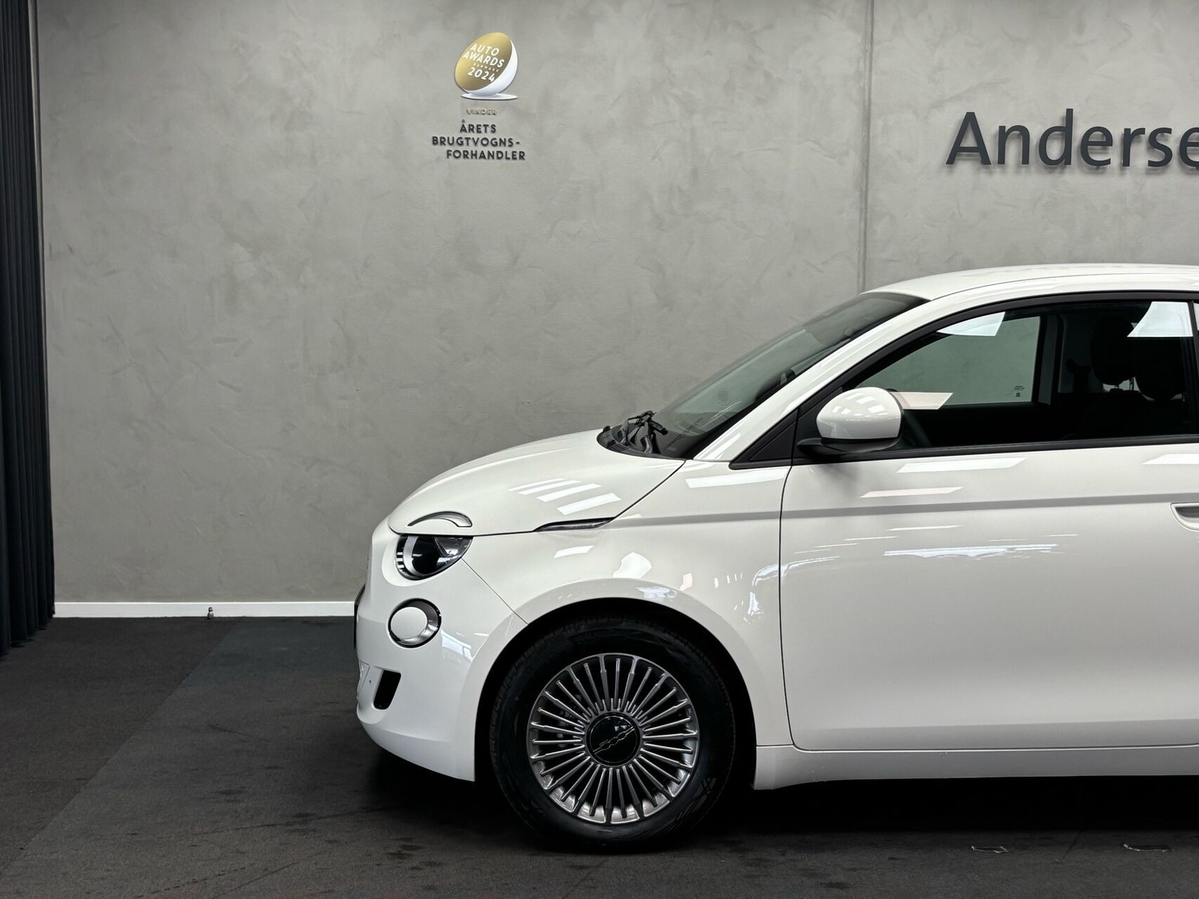 Hvid Fiat 500e fra 2023