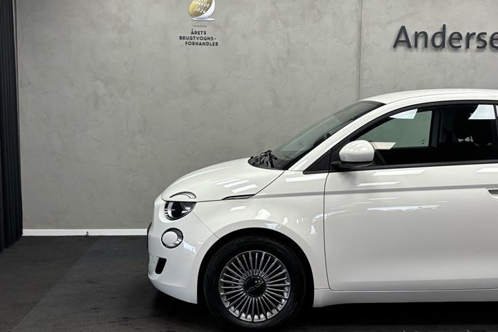 Hvid Fiat 500e fra 2023