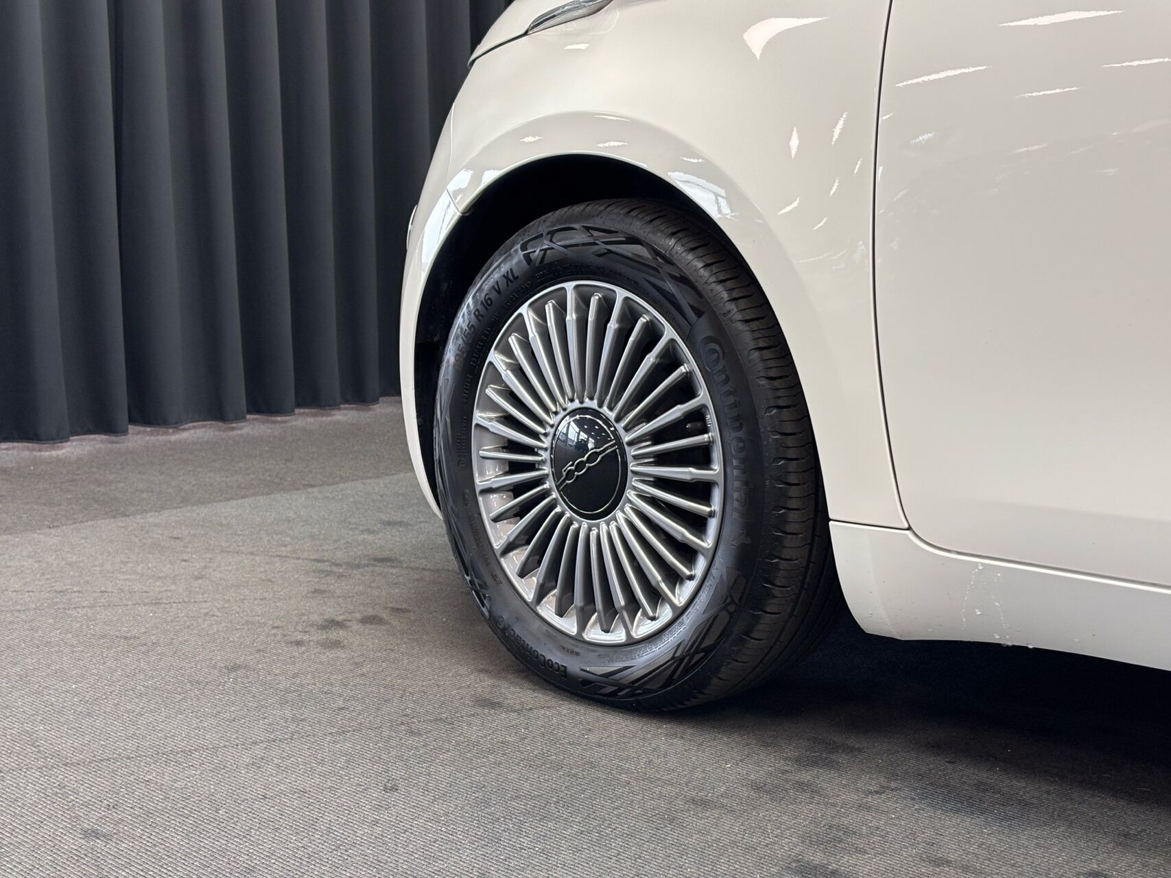 Hvid Fiat 500e fra 2023