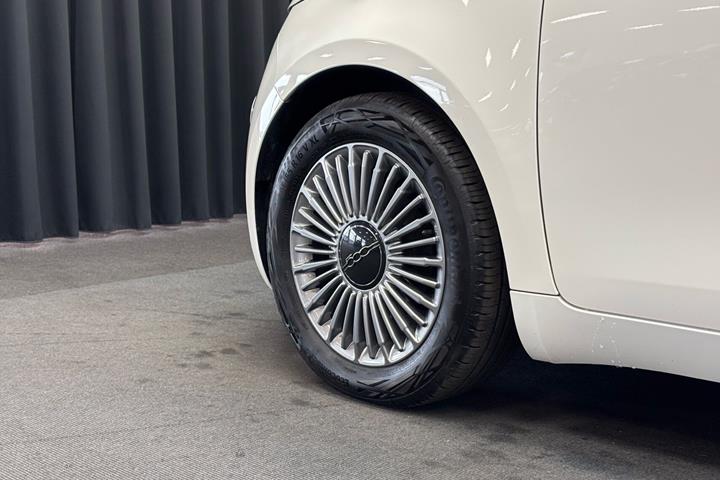 Hvid Fiat 500e fra 2023