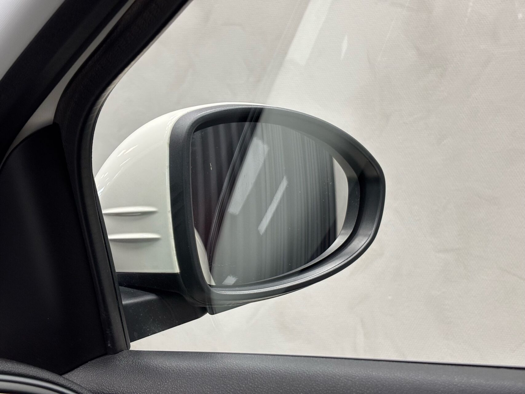 Hvid Fiat 500e fra 2023