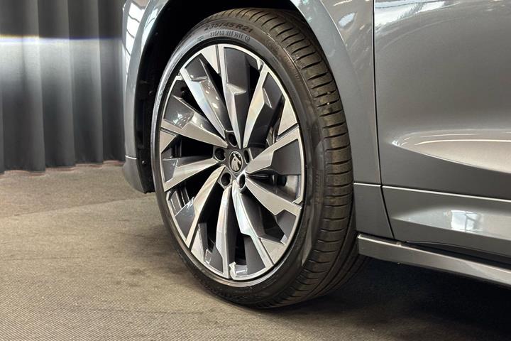 Grå Skoda Enyaq fra 2026