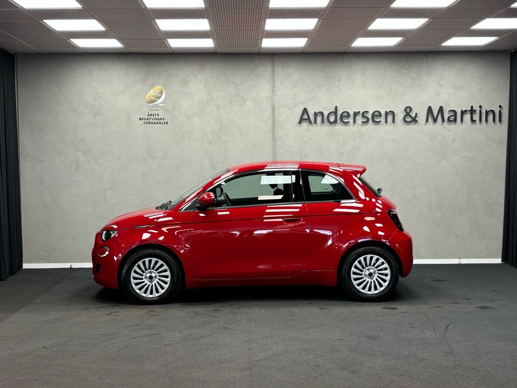 Rød Fiat 500e fra 2023