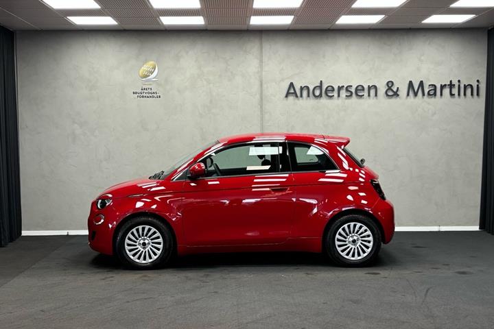 Rød Fiat 500e fra 2023