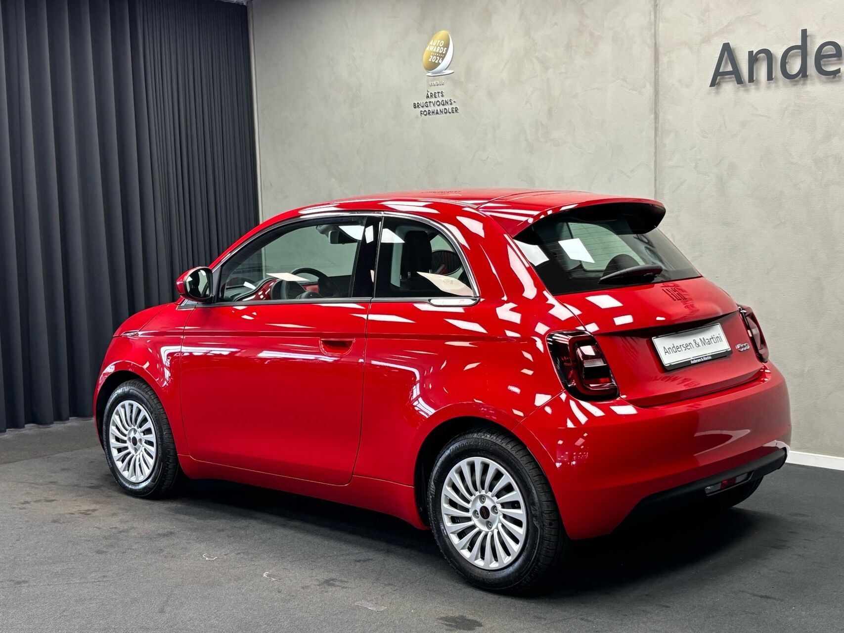 Rød Fiat 500e fra 2023
