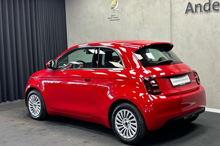 Rød Fiat 500e fra 2023