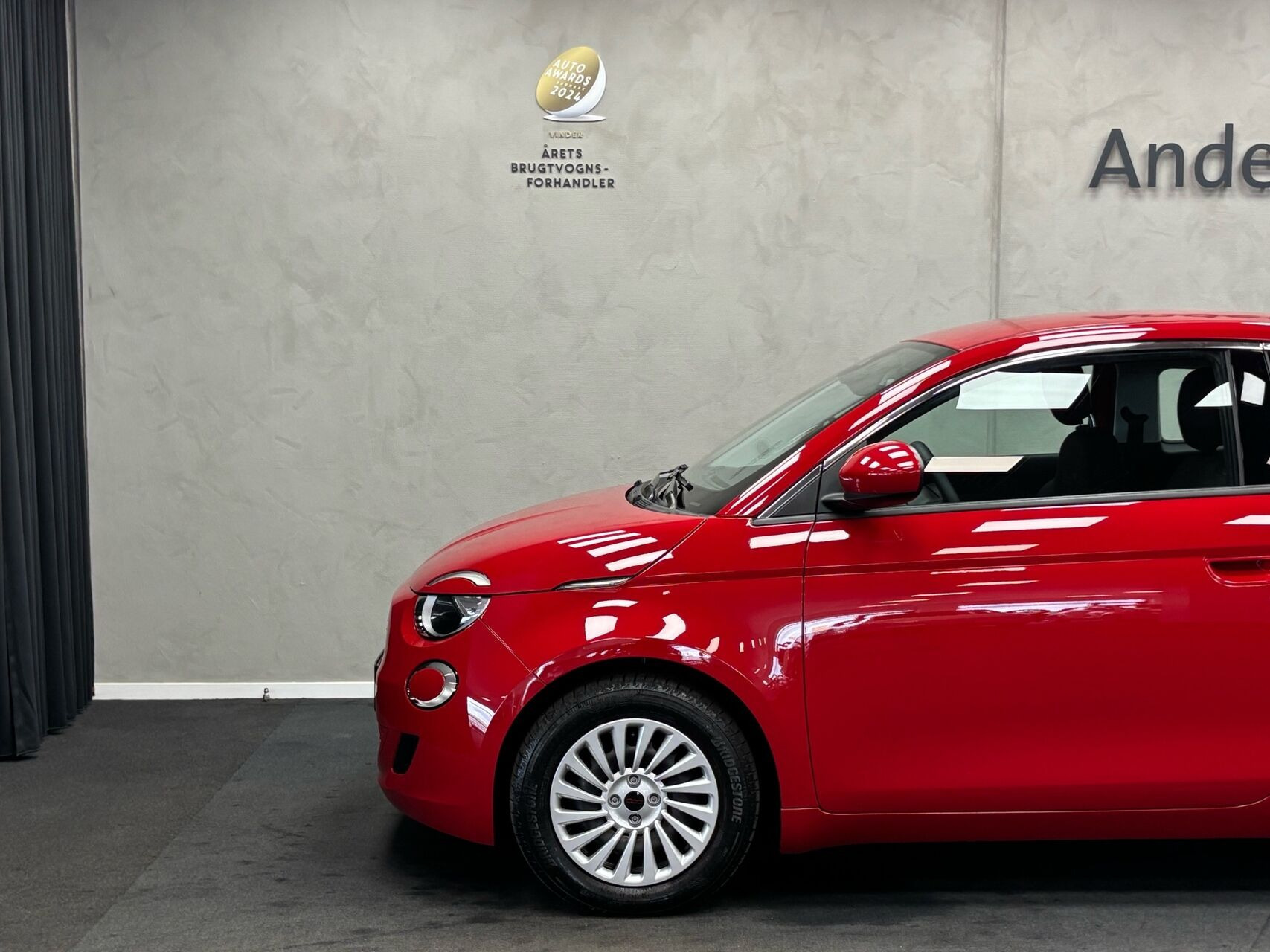 Rød Fiat 500e fra 2023