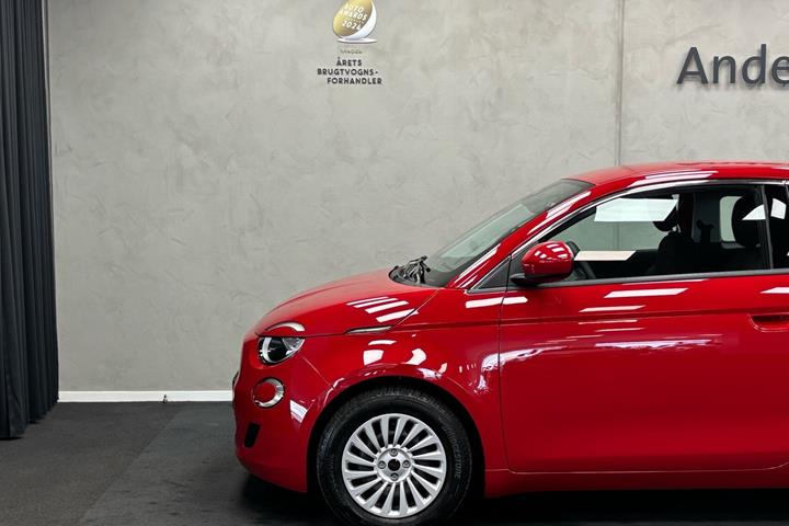 Rød Fiat 500e fra 2023