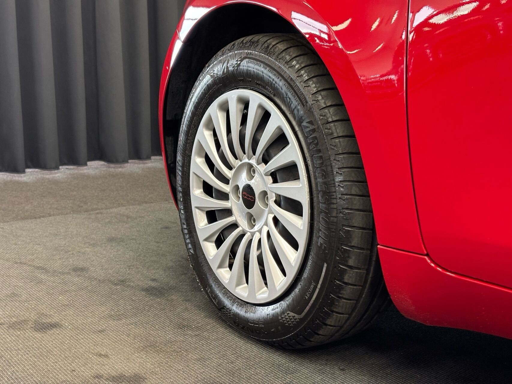 Rød Fiat 500e fra 2023