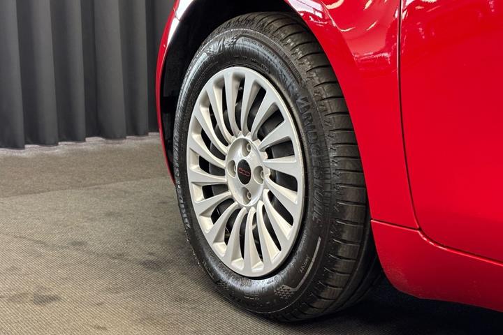 Rød Fiat 500e fra 2023