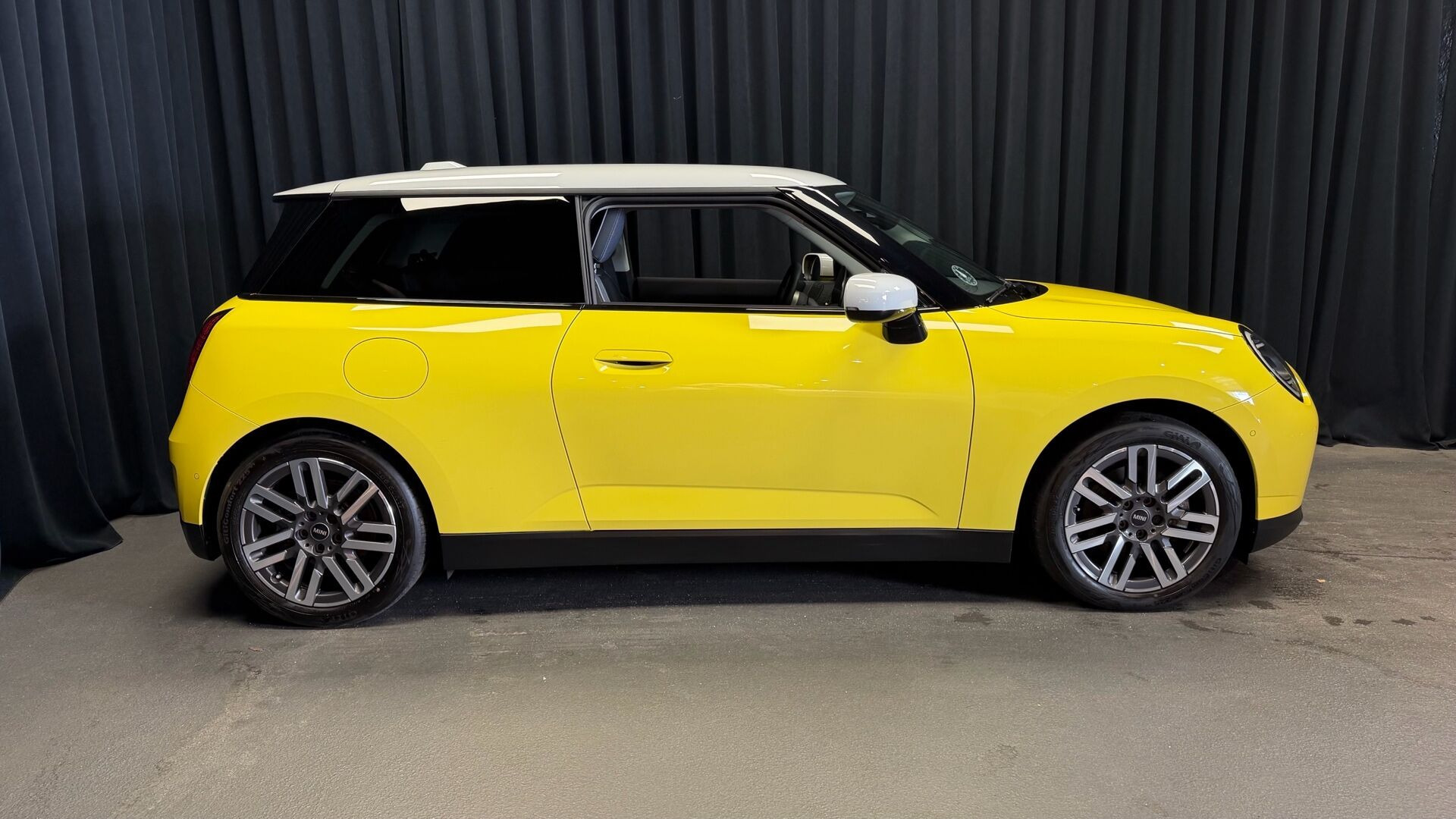Gul Mini Cooper fra 2024