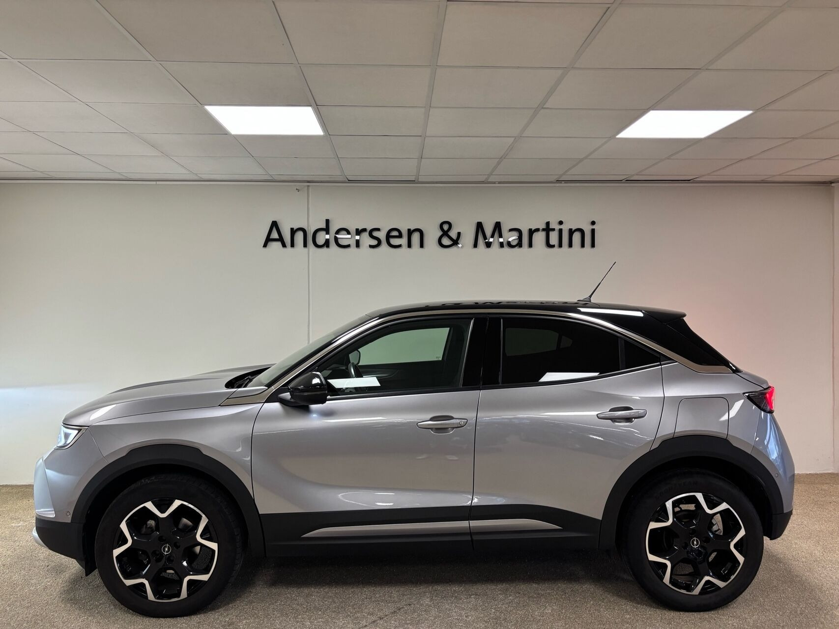 Grå Opel Mokka fra 2023