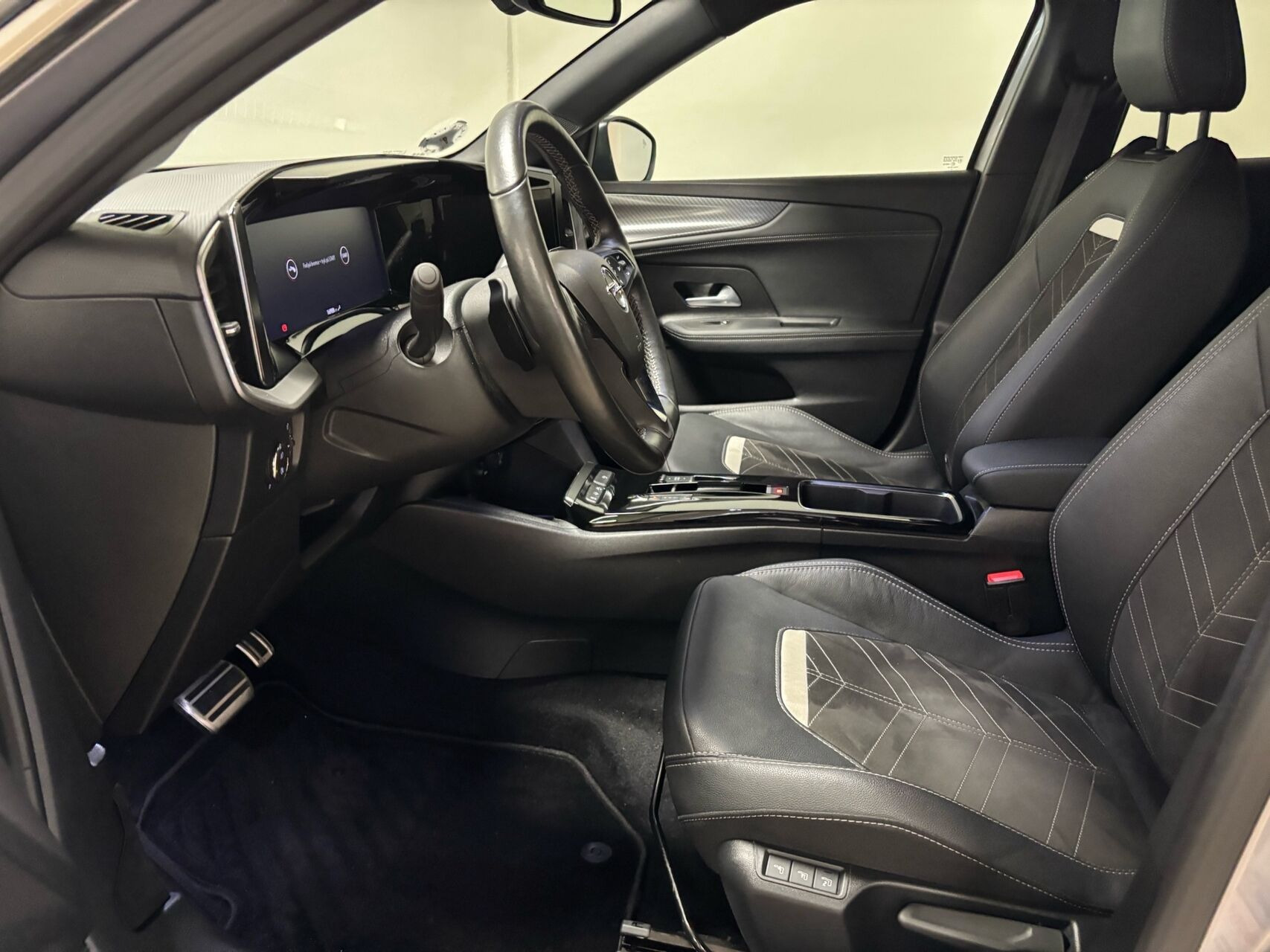 Grå Opel Mokka fra 2023