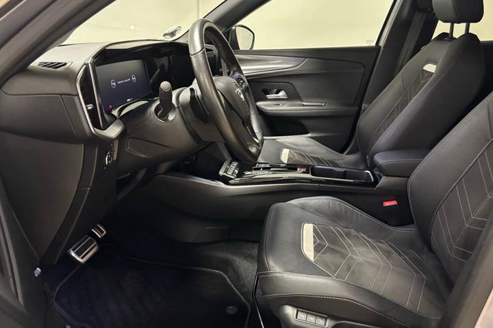 Grå Opel Mokka fra 2023