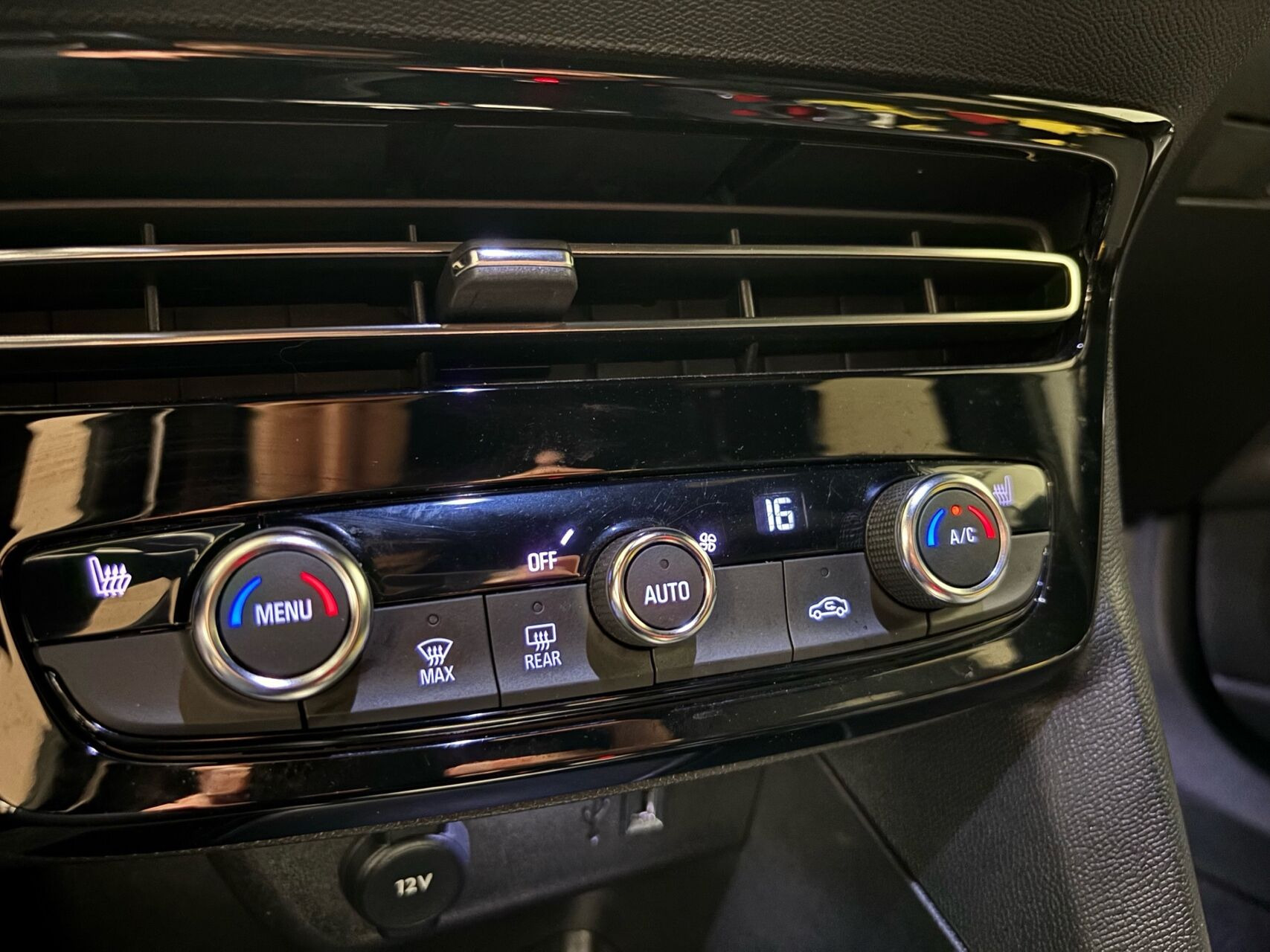 Grå Opel Mokka fra 2023