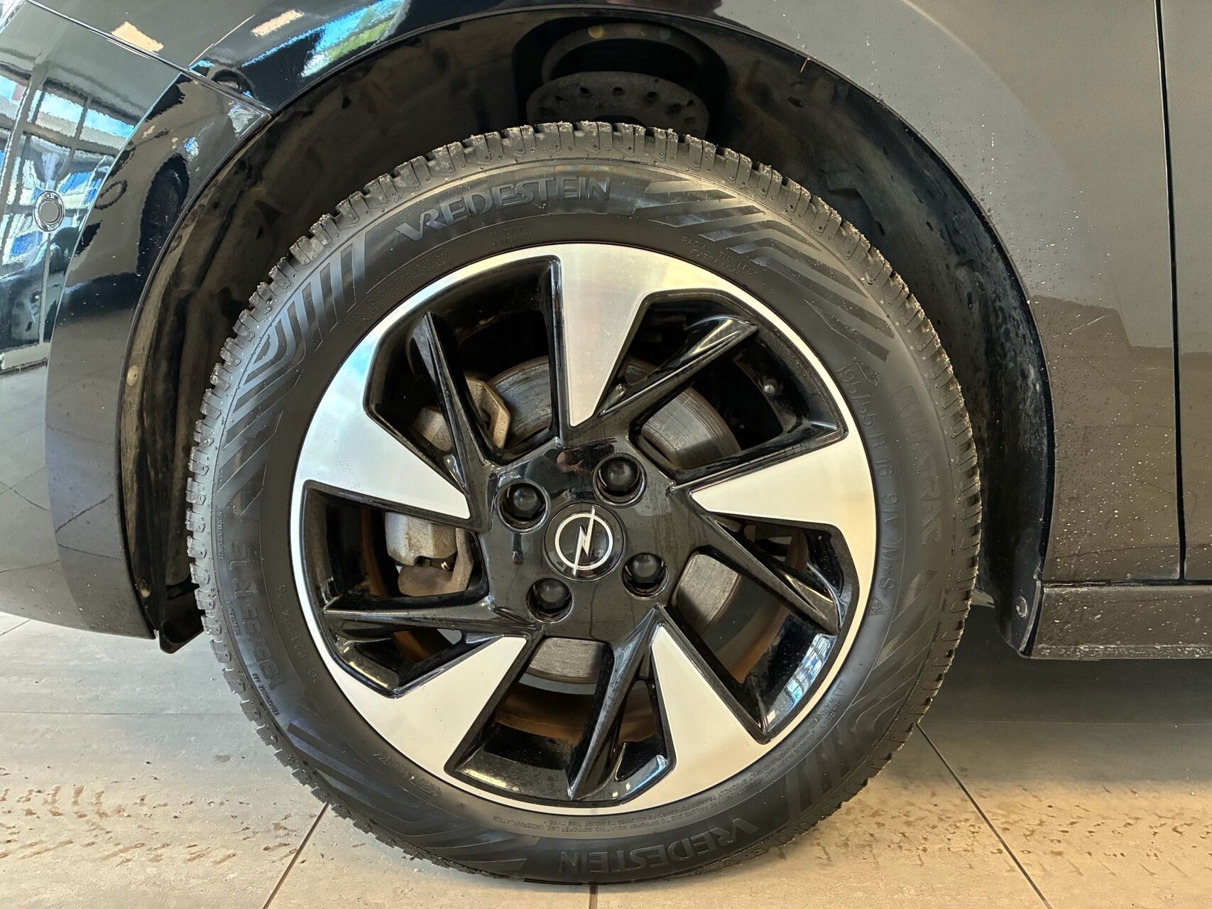 Sort Opel Corsa-e fra 2024