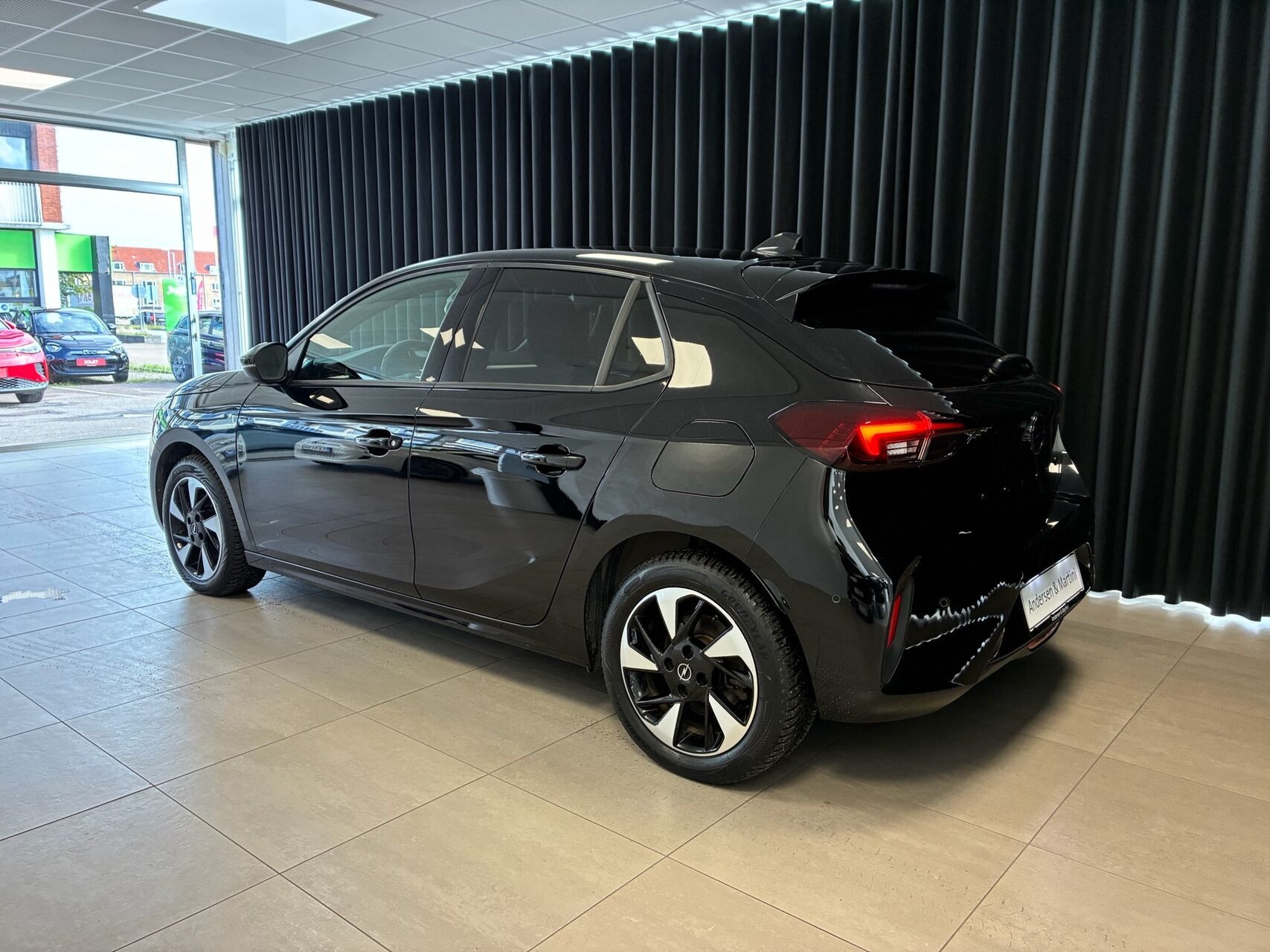 Sort Opel Corsa-e fra 2024
