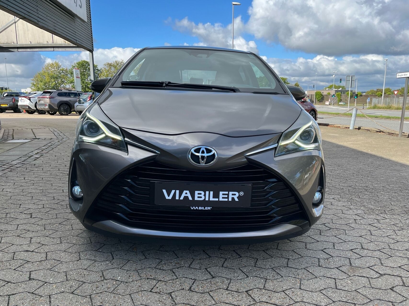 Bronze Toyota Yaris fra 2020