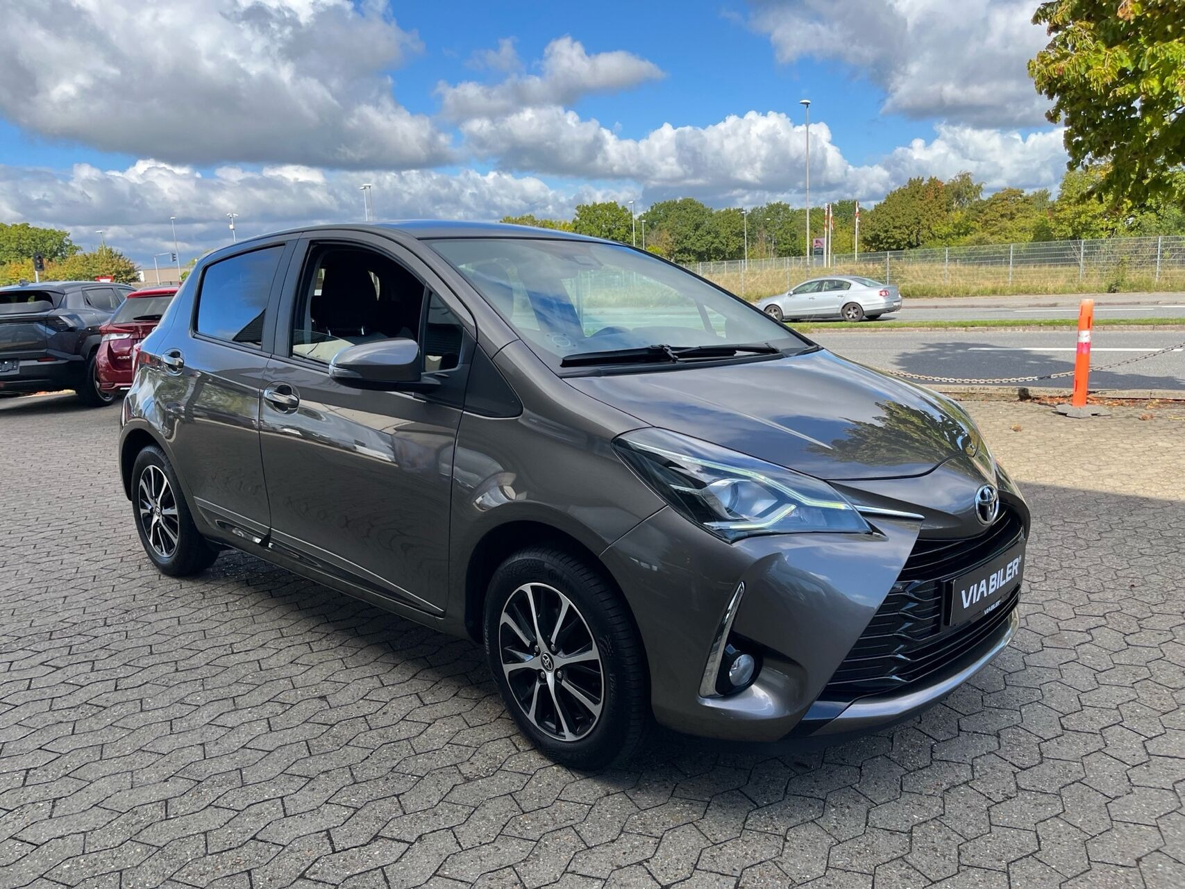 Bronze Toyota Yaris fra 2020