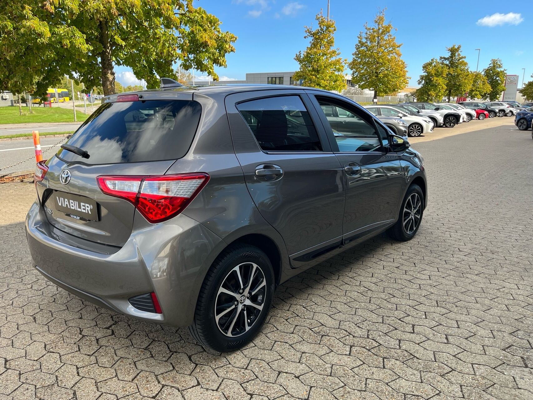 Bronze Toyota Yaris fra 2020