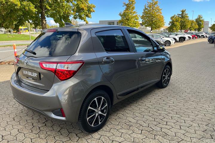 Bronze Toyota Yaris fra 2020