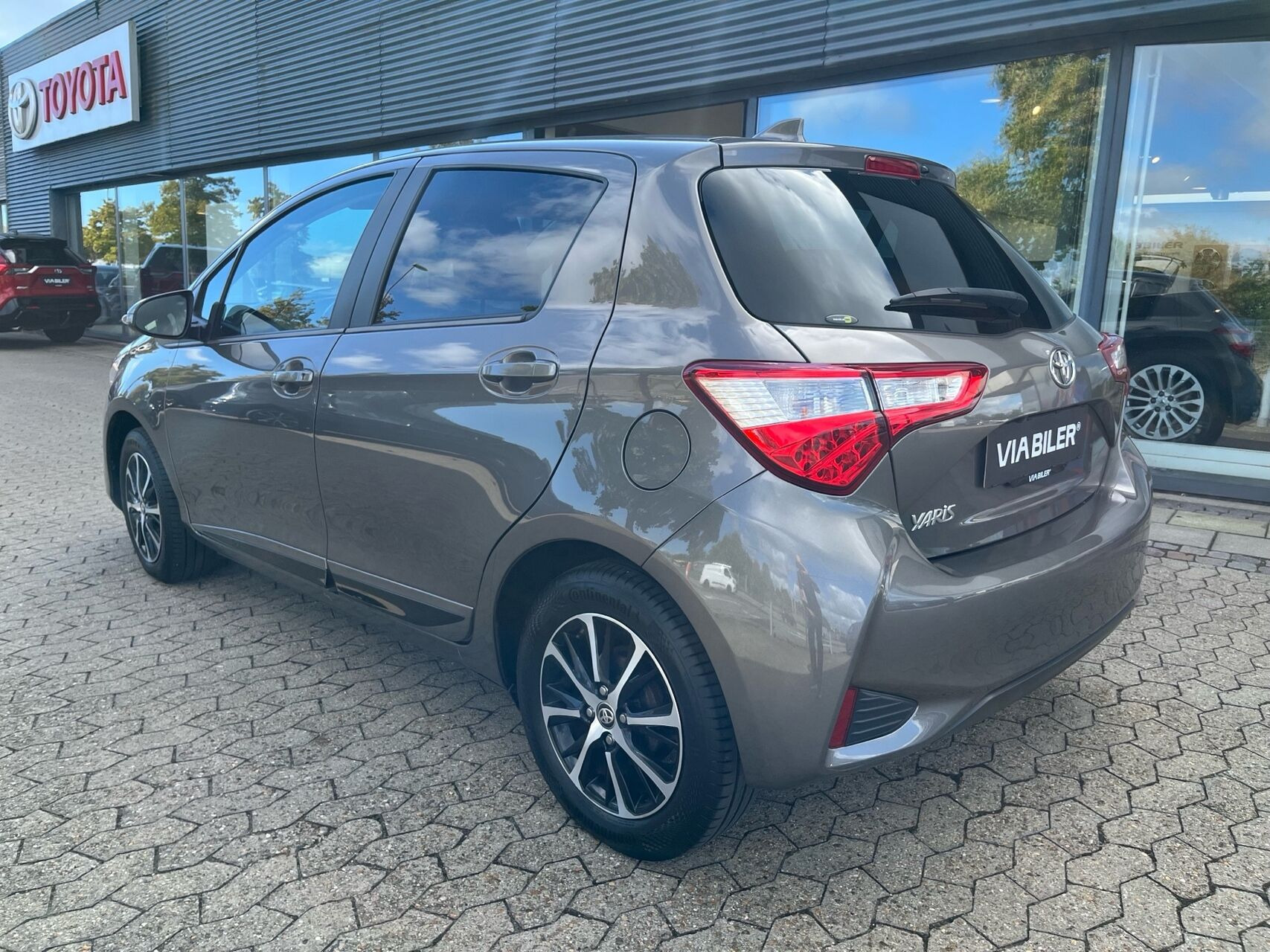 Bronze Toyota Yaris fra 2020