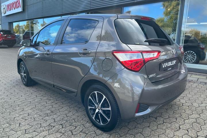 Bronze Toyota Yaris fra 2020