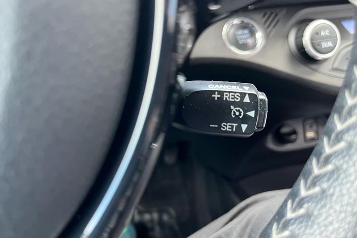 Bronze Toyota Yaris fra 2020