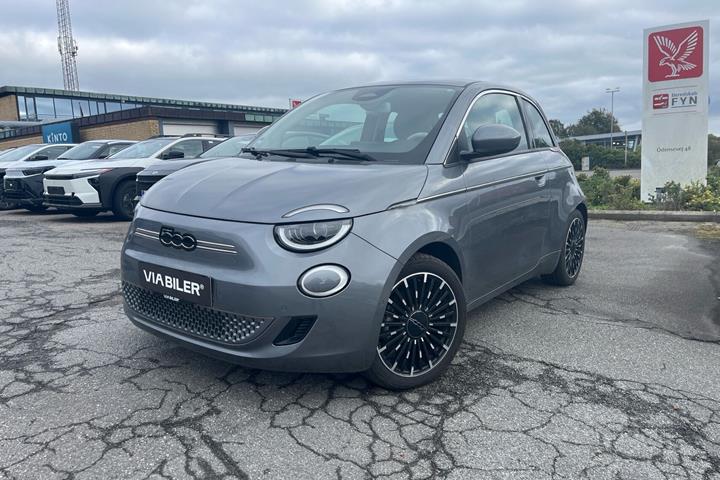 Grå Fiat 500e fra 2023