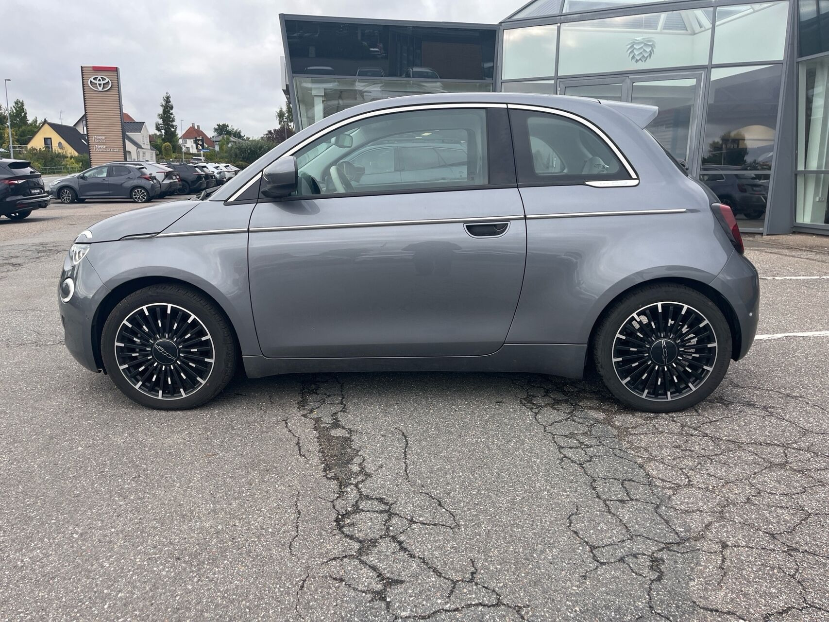 Grå Fiat 500e fra 2023