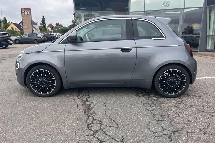 Grå Fiat 500e fra 2023