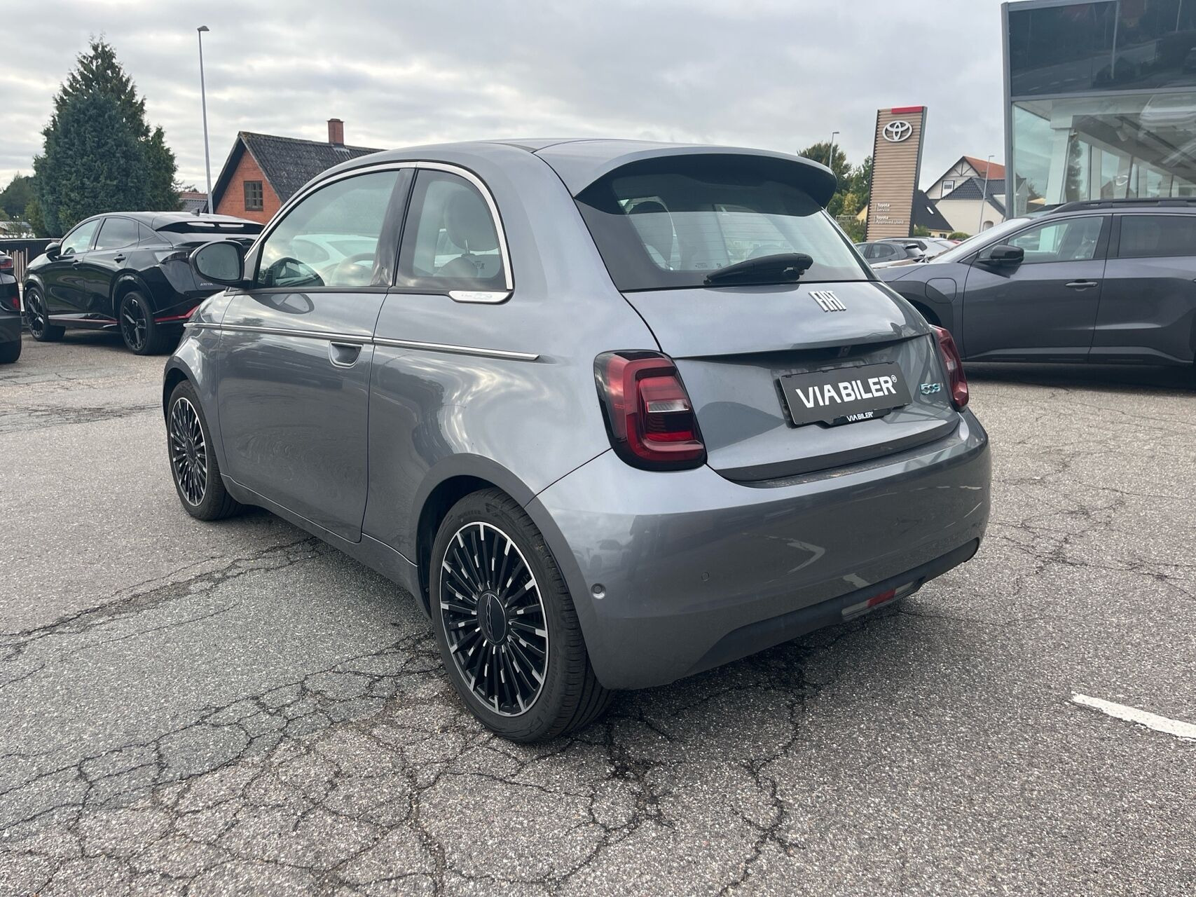 Grå Fiat 500e fra 2023