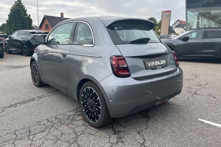 Grå Fiat 500e fra 2023