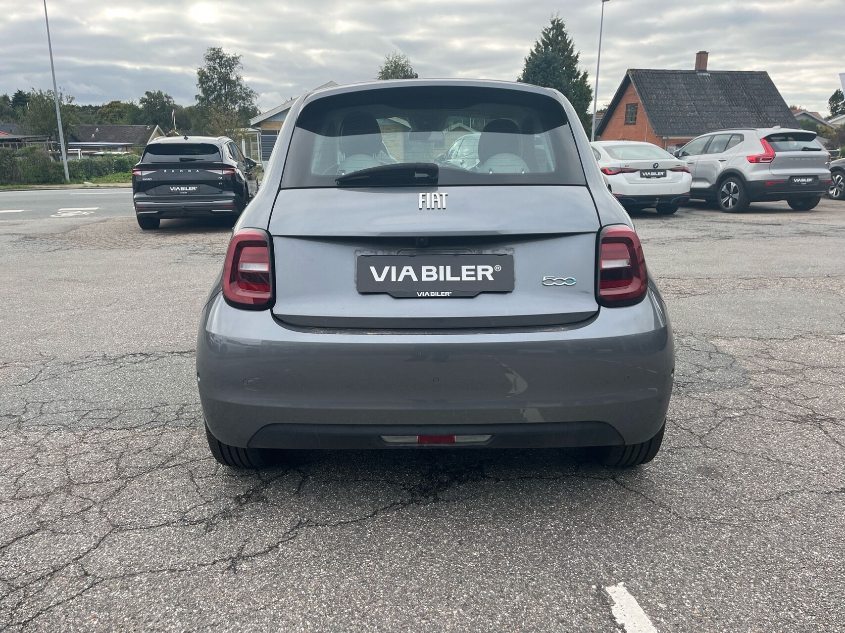 Grå Fiat 500e fra 2023