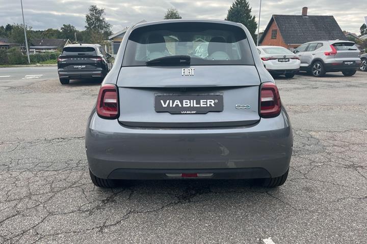 Grå Fiat 500e fra 2023