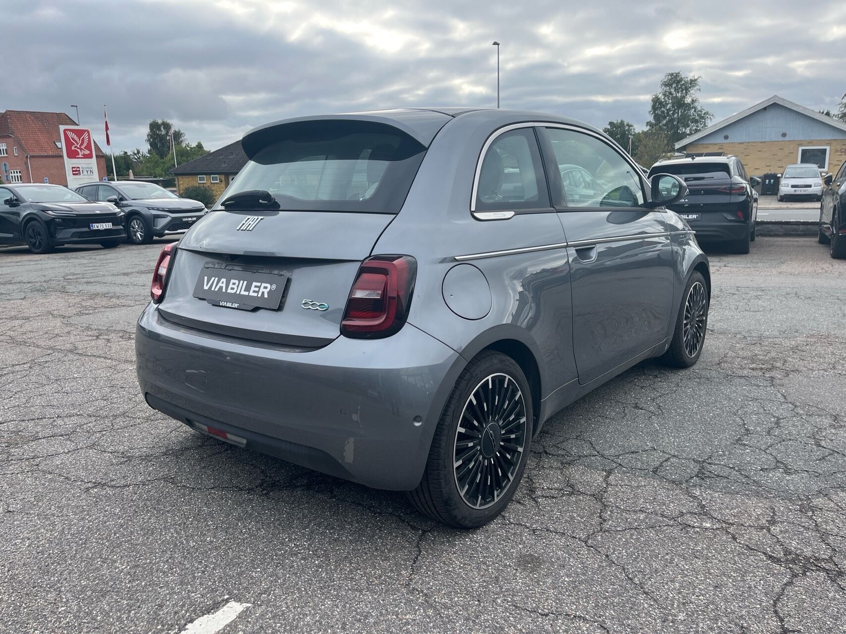 Grå Fiat 500e fra 2023