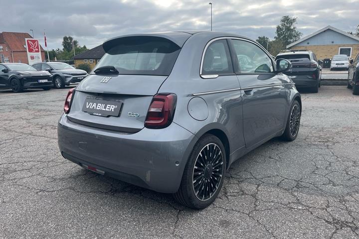 Grå Fiat 500e fra 2023