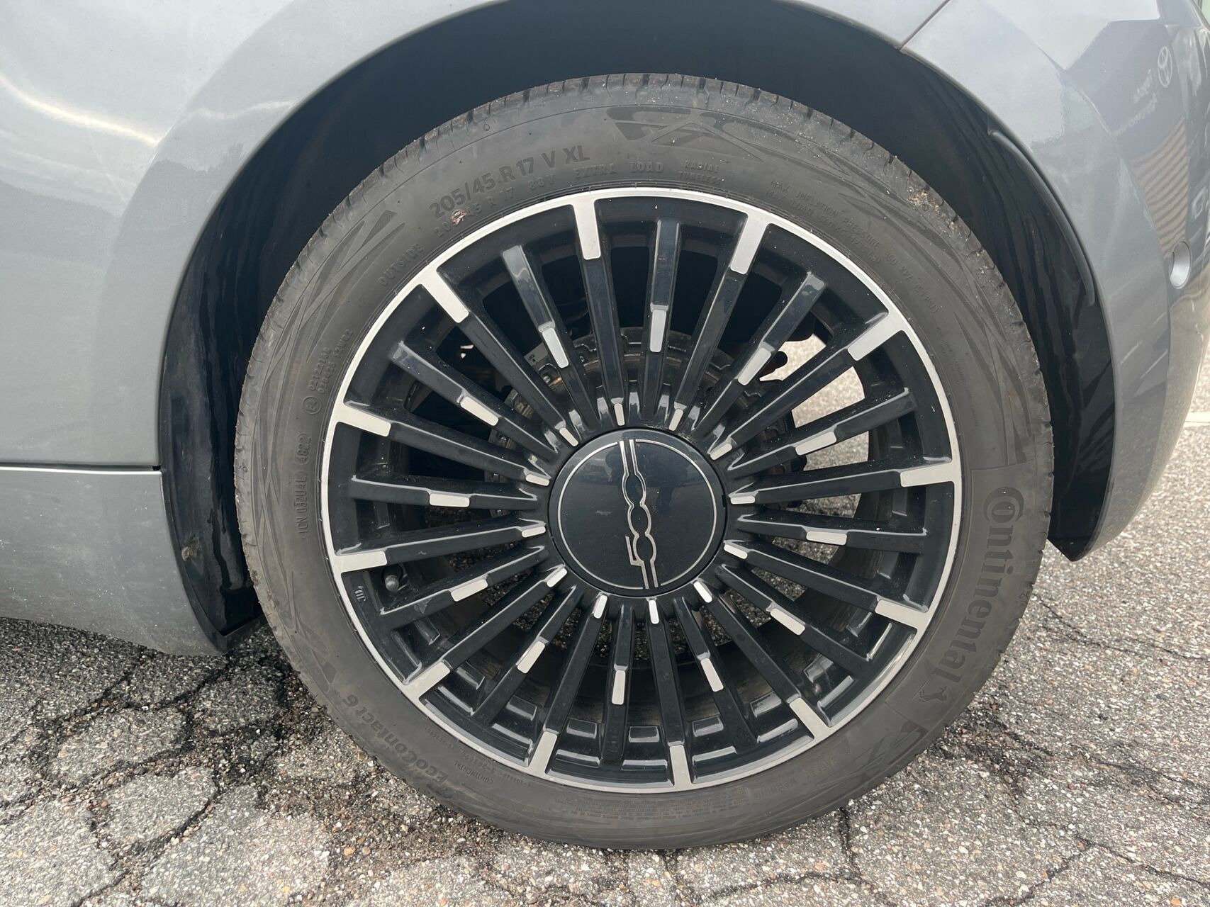 Grå Fiat 500e fra 2023